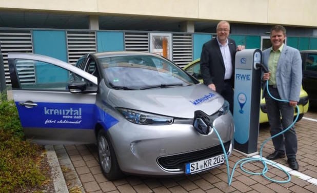 Bürgermeister Walter Kiß und RWE-Kommunalbetreuer Stefan Engelberth betanken das neue Elektroauto der Stadtverwaltung Kreuztal mit Strom (Foto: Stadt Kreuztal).