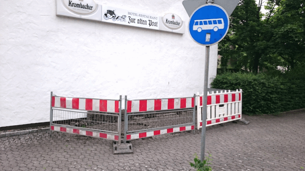 Die ersten Pflastersteine wurden schon aufgenommen, um die Fahrradbügel an der Wartehalle „Bremen Mitte“ zu installieren (Foto: Gemeindeverwaltung Ense).