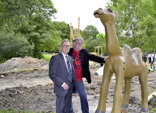 Bürgermeister und Kulturressortleiter Dr. Peter Paul Ahrens (l.) und Museumsleiter Gerd Schäfer mit dem künftigen „Ziel“ des Nadelparcours: Das bekletterbare Kamel wird, in Anlehnung an das biblische Gleichnis, vor einer riesigen Nadel stehen (Foto: Stadt Iserlohn).