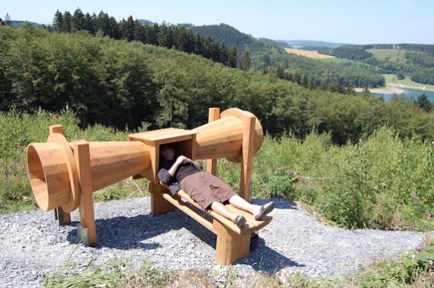 Für die neue LEADER-Förderphase können die Bürgerinnen und Bürger bereits jetzt Ideen entwickeln. Der SinnePfad oberhalb des Hennesees ist ein Beispiel für ein LEADER-Projekt, das im Jahr 2011 umgesetzt wurde (Foto: Stadt Meschede/Archiv).