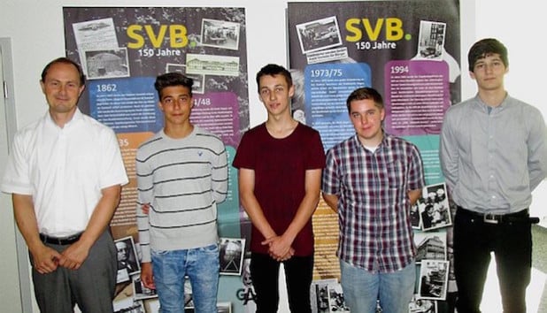 Start ins Berufsleben: SVB-Personalchef Torsten Keil begrüßt die vier neuen Auszubildenden Leon Schlösser, Jannik Hoffmann, Yannik Benedickt und Kevin Hikl (von links) beim Siegener Energieversorger. Quelle: Siegener Versorgungsbetriebe GmbH (SVB)