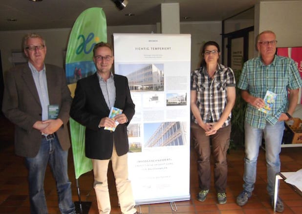 Von links nach rechts: Dipl.-Ing. agr. Markus Schumacher, Effizienz-Agentur NRW, Bürgermeister Hans-Peter Hasenstab, Klimaschutzmanagerin Birgit Frerig-Liekhues und Sachgebietsleiter Hochbau und Stadtplanung, Energieeffizienz, Rolf Schmitt - Foto: Stadt Hilchenbach