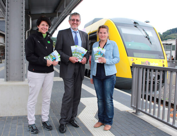 Sabine Risse (Wanderexpertin beim Sauerland-Tourismus), Günter Padt (NWL-Geschäftsleitung) und Kerstin Berens (Sauerland-Höhenflug) präsentieren die neue Broschüre „Entdecke das Biggetal“, ein Gemeinschaftsprojekt der regionalen Touristiker und Verkehrsverbände (Foto: Sauerland-Tourismus e.V.).