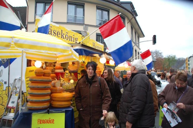 Bunt, vielfältig und vorweihnachtlich. Das versprechen die Veranstalter auch für den diesjährigen Attendorner Martini-Markt. Am Samstag, 7., und Sonntag, 8. November 2015, verwandelt sich die Innenstadt wieder in einen voradventlichen Markt mit gemütlicher Atmosphäre (Foto: Hansestadt Attendorn).