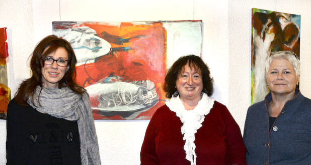 Maria Schulte-Kellinghaus (r.), Dezernentin des Kreises Soest, begrüßt die Künstlerin Nicola Kiesewalter (l.) und Inga Schubert-Hartmann, Vorsitzende des Kunstvereins Kreis Soest (M.), im Soester Kreishaus (Foto: Franca Großevollmer/Kreis Soest).