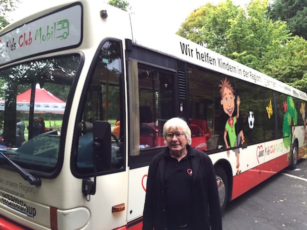 Das AWO Kids Club Mobil pendelt täglich durch die Kreise Siegen-Wittgenstein und Olpe. Der mobile Kindergarten macht Halt an den verschiedenen Flüchtlingseinrichtungen. Im Bild AWO-Vorstandsvorsitzender Peter Eberlein (Foto: Pressestelle AWO Kreisverband Siegen-Wittgenstein/Olpe).
