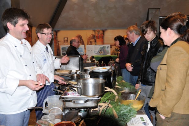 Zwei Ausnahmeköche verwöhnen die Besucher beim Jägerbrunch im Galileo-Park (Quelle: Spreeforum International GmbH/Galileo-Park).