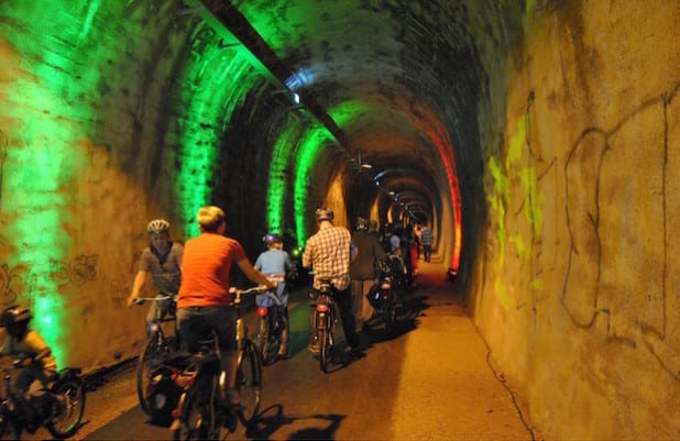 Ein weiteres Bild von der feierlichen Eröffnung für Radfahrer und Fußgänger 2012 - Foto: Sven Oliver Rüsche