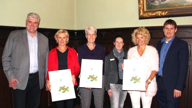 Uwe Varlemann (RWE)( l.) gratulierte gemeinsam mit Bürgermeister Dr. Remco van der Velden (r.) Ingrid Steinbrecher (TC Rot Weiss Geseke), Doris Jakobs (SuS Störmede) , Anja Nicolin (Kita GmbH Hellweg) und Andrea Louabkhi (Kath. Kindergarten St. Barbara Langeneicke) zum Klimaschutzpreis - Foto: Stadt Geseke.