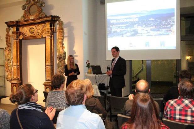 Bürgermeister Christian Pospischil durfte das neue Webkaufhaus im Attendorner Museum offiziell in Betrieb nehmen.