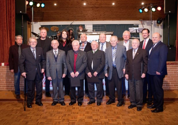Die anwesenden Jubilare für 60 Jahre Mitgliedschaft, sowie Bezirkssekretärin Carmen Schwarz (hintere Reihe 3. V.links) Peter Guntermann, 2. Bevollmächtigter der IG Metall Verwaltungsstelle Olsberg (hintere Reihe 2. V. links), Helmut Kreutzmann, 1. Bevollmächtigter der Verwaltungsstelle Olsberg (rechts) und Dirk Wiese MdB (2.v. rechts) - Quelle: IG Metall Olsberg