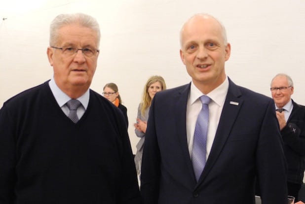Nach mehr als 31 Jahren ist Schluss: Zum 31. Dezember 2015 scheidet Waldemar Herr (CDU) als Mitglied des Rates aus. Bürgermeister Christoph Ewers verabschiedete ihn in der jüngsten Ratssitzung (Foto: Gemeinde Burbach).