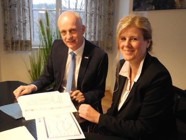 Burbachs Bürgermeister Christoph Ewers und die zukünftige Kämmerin Kirsten Herr stellten den Haushaltsentwurf 2016 vor (Foto: Gemeinde Burbach).
