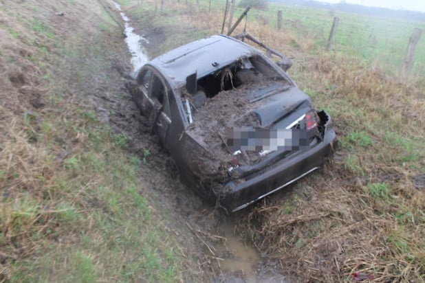 Das Fahrzeug landete schwer beschädigt im Graben (Foto: Kreispolizeibehörde Soest).