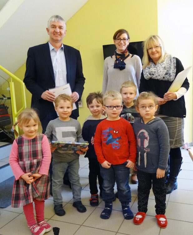 Zusammen engagieren sich Martin Steinmeier, (Geschäftsführer des Jobcenters AHA, hinten links), Sandra Vedder (Mitarbeiterin AHA, Mitte) und Birgit Staib (Leiterin des Familienzentrums, rechts) für die bessere Vereinbarkeit von Beruf und Familie (Foto: Elisabeth Bormann/AHA).