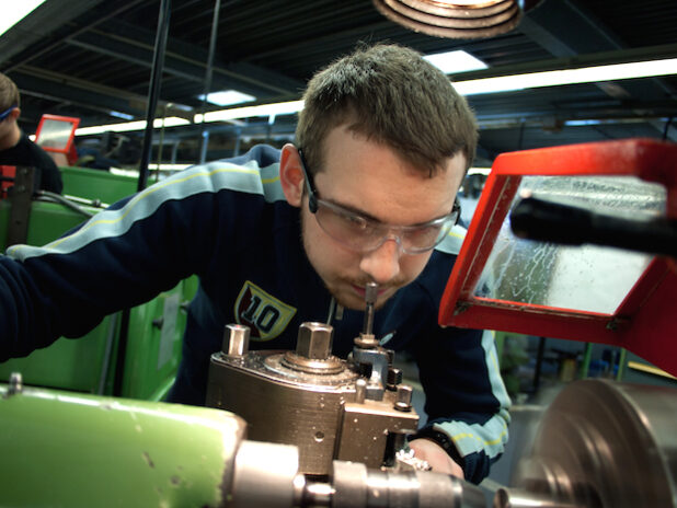 Die IHK-zugehörigen Unternehmen in den Kreisen Siegen-Wittgenstein und Olpe schlossen im vergangenen Jahr 2209 betriebliche Lehrverträge mit jungen Menschen ab (Foto: Industrie- und Handelskammer Siegen).