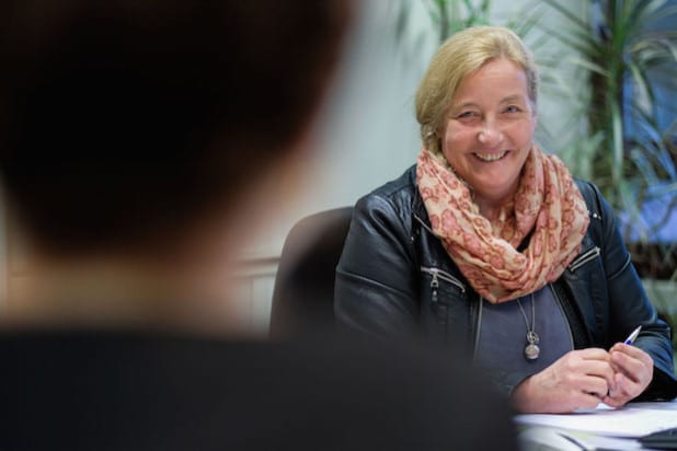 Andrea Henzeschulz vermittelt Jobs für Studierende (Foto: Universität Siegen).