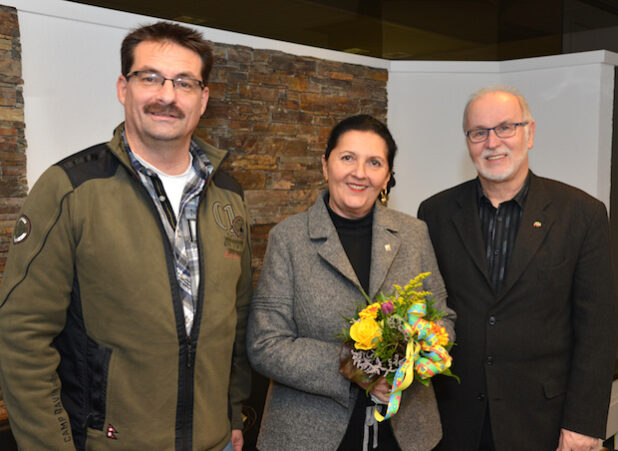Passend zu Weiberfastnacht als Termin seines Antrittsbesuches überreichte Karl-Heinz Schulte (r.), neuer Vorsitzender des Kreisverbands Soest im Volksmusikerbund Nordrhein-Westfalen, Landrätin Eva Irrgang einen karnevalistischen Blumenstrauß. Mit von der Partie war sein Vorgänger Harald Franke (Foto: Wilhelm Müschenborn/Kreis Soest).