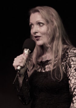 Cora Chilcott ist am 5. März mit ihren Interpretationen von Brecht/Weill-Stücken zu Gast im Otto-Reiffenrath-Haus (Quelle: Gemeinde Neunkirchen).