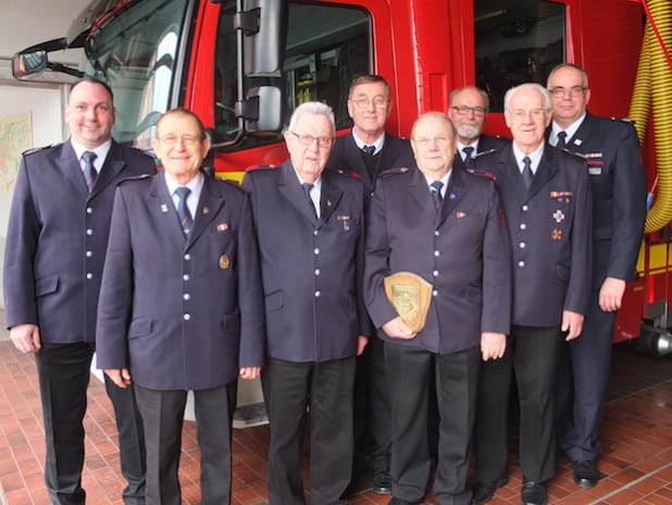 Der neu gewählte Vorstand und Festausschuss zusammen mit den Ehrengästen (v.l.) Zugführer Löschzug Kernstadt Roland Kempkensteffen, Jürgen Schäfers, Otto Heine, Franz Demmer, der ausgeschiedene 1. Vorsitzende Karl-Heinz Langeneke, Franz-Josef Ruhose, Ehrenstadtbrandmeister Fritz Sprenger und Wehrführer Bernd Peterburs - Foto: Dieter Dreier (Feuerwehr Lippstadt).