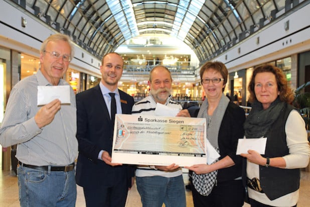 Das Bild zeigt v.l. bei den Übergaben der Spenden: Wolfgang Hobinka (Kindernothilfe), Center Manager Patrick Homm, Reimund Ditsche (Stitching for School an Life), Susanne Jukic ( Soroptimist International Club Siegen) und Angela Gruß (UNICEF) - Foto: City-Galerie Siegen (ECE Projektmanagement).
