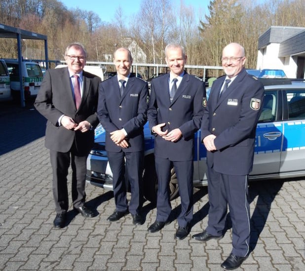 Von links: Landrat Frank Beckehoff, EPHK Christoph Bankstahl (Wachleiter Lennestadt), EPHK Matthias Giese (Wachleiter Olpe) und Polizeidirektor Diethard Jungermann (Foto: Kreispolizeibehörde Olpe).