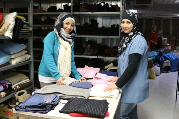 Rana (links) und Manal unterstützen regelmäßig das Team der Kleiderkammer und werden ob ihres Fleißes und ihrer umgänglichen Art sehr gelobt (Foto: Gemeinde Neunkirchen).