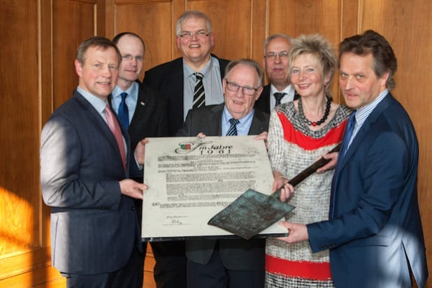 Die Kooperationspartner im Jubiläumsjahr. Von links: Regierungsvizepräsident Volker Milk, Jubiläumskoordinator Peter Krämer (Bezirksregierung), Bürgermeister Hans-Josef Vogel (Stadt Arnsberg), Prof. Dr. Dr. Antonius Kettrup (Arnsberger Heimatbund), Landrat Dr. Karl Schneider (Hochsauerlandkreis), Regierungspräsidentin Diana Ewert und Museumsleiter Dr. Jürgen Schulte-Hobein (Sauerland-Museum) - Quelle: Bezirksregierung Arnsberg
