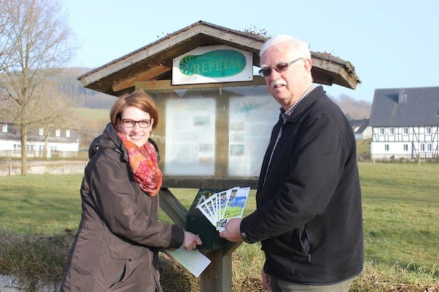 Der „Repetaler Wander(s)pass“ wird immer beliebter. Sehr zur Freude von Susanne Filthaut (l.) und Hermann-Josef Goebel. Quelle: Hansestadt Attendorn
