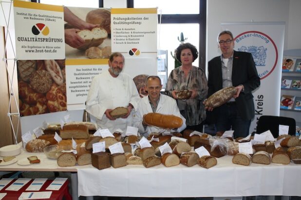 Obermeister Karl Schreibern, Brotprüfer Karl-Ernst Schmalz, IKK Regionalgeschäftsführerin Susanne Thiel und Innungsgeschäftsführer Jens Rodermund überzeugen sich von der Brotqualität der heimischen Innungsfachbetriebe. Quelle: Kreishandwerkerschaft Märkischer Kreis
