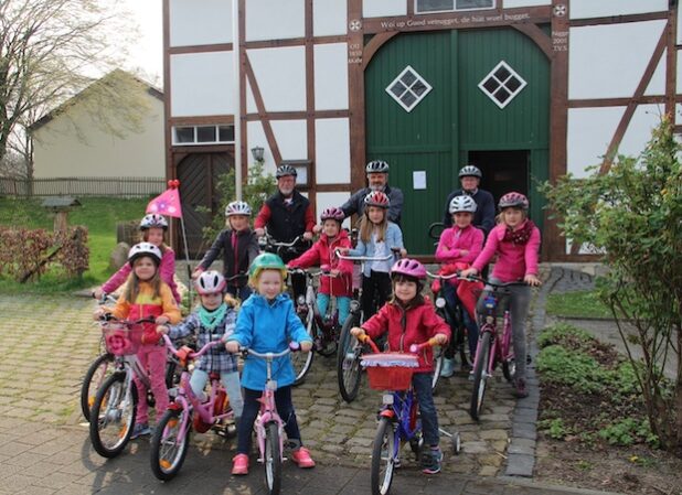 Startklar für das Anradeln sind bereits die jungen Störmeder Mädchen und natürlich die Fahrradführer, die auf viele Teilnehmer am 24. April hoffen. Quelle: Stadt Geseke