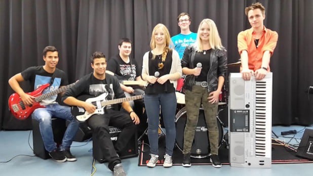 Am Donnerstag, 21. April, treten ab 19.00 Uhr die beiden Popbands der Musikschule „Capo 13“ und „Attakarma“ im Gasthaus in Attendorn auf. Beide Bands spielen selbst komponierte und selbst arrangierte Coversongs der 90er Jahre bis hin zu aktuellen Charthits. Quelle:Hansestadt Attendorn