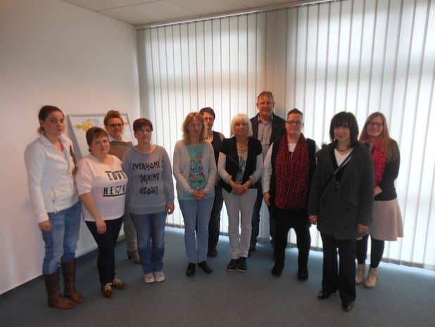 Neun neue Tagesmütter absolvierten im Familienzentrum Olsberg ihre Ausbildung. Mit im Bild: die Ausbilder Reinhold Hopp und Bianka Kröger. Foto: Städtisches Familienzentrum Olsberg