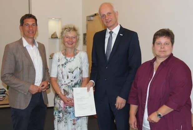 Freude über baldige Sanierung der „Alten Vogtei“: Regierungspräsidentin Diana Ewert (2.v.l.) und Burbachs Bürgermeister Christoph Evers (3.v.l.) mit Jens Kamieth (MdL, 1.v.l.) und Tanja Wagener (MdL, 4.v.l.). Quelle: Bezirksregierung Arnsberg