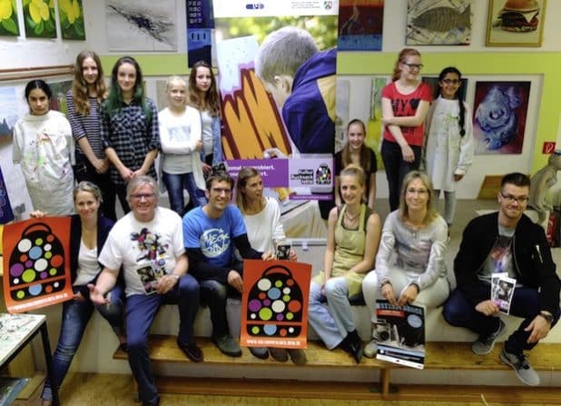 Svenja Putscher ( Iserlohner Projektleiterin „Kulturrucksack"), Johannes Josef Jostmann (Leiter des Kulturbüros Iserlohn),Timon Tesche (Jugendcafe Checkpoint), Britta Heyerhoff und Lorina May (beide Kunstfabrik casa b)Anja Kramp-Simon (Kinder- und Jugendbüro), Tim Schwarzpaul (casa b) stellten die Iserlohner Kulturrucksack-Programm 2016 in der Kunstfabrik vor mit Jugendlichen des Kursus „Malen für Teenager". Quelle: Stadt Lüdenscheid
