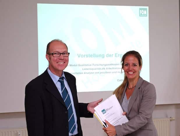 Stephan Jäger von der IHK Siegen und Prof. Dr. Julia Naskrent von der FOM freuen sich über eine weitere Form der inhaltlichen Zusammenarbeit - Quelle: IHK Siegen
