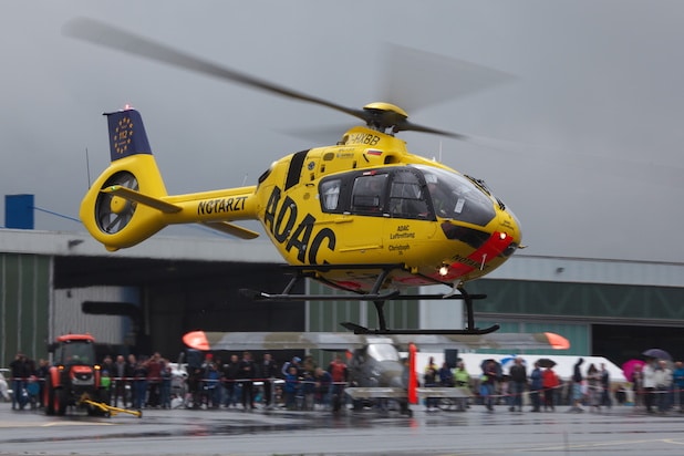 Heimvorteil: "Christoph 25" im Anflug. Der "gelben Engel" war ein Vertreter aus der großen Hubschrauber-Palette. Die Do-27 im Hintergrund repräsentierte eine ganz andere Fluggeräte-Generation. Foto: Sven Vollert