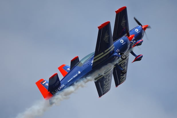 Es war eine der letzten Gelegenheiten, Walter und Toni Eichhorn mit ihrer EXTRA-Formationsshow zu bewundern. Ab der nächsten Saison gehen Vater und Sohn als gemischtes Doppel an den Start: Mit T-6 und T-28. Foto Sven Vollert