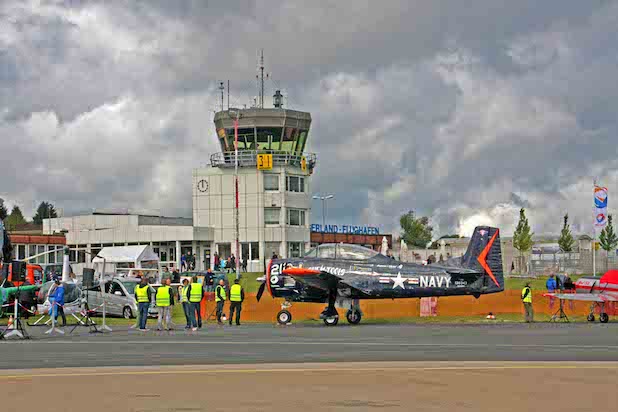 Schauplatz Siegerlandflughafen. Trotz des durchwachsenen Wetters herrschte dieseits und jenseits der Flightline viel Betrieb. Die Zuschauer harrten aus und genossen ein spannendes Flugprogramm. Foto: Hans Martin Lenz