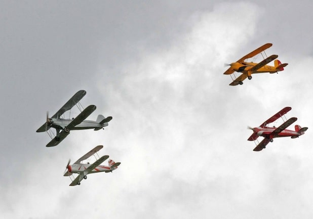Doppeldecker-Tango zu Viert. Die Sterntak'ler hatten keine Regenschirme an Bord. Aber so ein kurzer Schauer macht gestandenen Nostalgie-Piloten natürlich nichts aus. Foto: Hans-Martin Lenz