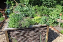 Ein Hochbeet im Garten bietet Hobbygärtnern viele Vorteile Ein Hochbeet im Garten bietet Hobbygärtnern viele Vorteile