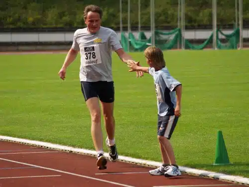 Bei diesem Staffellauf gilt es immer mindestens eine Runde, maximal drei Runden zu absolvieren, dann darf gewechselt werden. Markus Biel nutze den Lauf in die Ferien um sich mit seinem Sohn Roman die 10.000 Meter zu teilen. Sie brauch-ten 46:08 Minuten für die Strecke. Bei diesem Staffellauf gilt es immer mindestens eine Runde, maximal drei Runden zu absolvieren, dann darf gewechselt werden. Markus Biel nutze den Lauf in die Ferien um sich mit seinem Sohn Roman die 10.000 Meter zu teilen. Sie brauch-ten 46:08 Minuten für die Strecke.