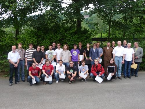 Unser Foto zeigt die erfolgreichen Facharbeiter nach den Feierstunden vor der LEWA GmbH in Attendorn. 