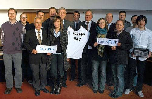 Bürgermeister Uli Hess gab den offiziellen Startschuss für das Campus-Radio radioFH. Foto: Stadt Meschede