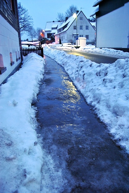 fussgaengerweg-vereist-drolshagen-winter2011