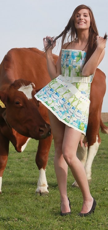 landliebe-milchtueten-maedels03 Mira mit einem asymmetrischen "Landliebe"-Kleid. Foto: van de Wall