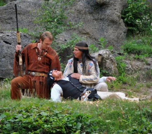 Old Shatterhand (Jean-Marc Birkholz), Winnetou (Benjamin Armbruster) und der schwer verletzte Senanda (Meinolf Pape) - Foto: Sven-Oliver Rüsche (www.sor.de) 