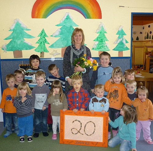 Andrea Schwanbeck mit ihrer "wilden Meute" - 20 Jahre Leiterin des Kindergarten in Germinghausen.