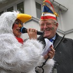 Altweiber 2012 in Drolshagen - Bürgermeister Theo Hilchenbach und Claudia Kosiol bei der Rathauserstürmung