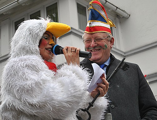 Altweiber 2012 in Drolshagen - Bürgermeister Theo Hilchenbach und Claudia Kosiol bei der Rathauserstürmung